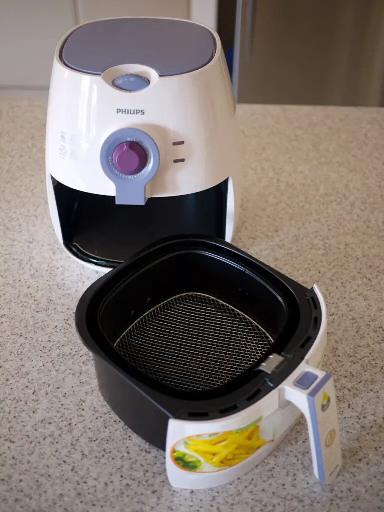 Where do you put the oil in a Philips Air fryer BestAirFryerHub